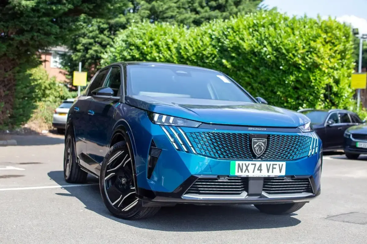 Used Peugeot e-3008 GT 152 kW (207 HP) 2024 Blue SUV