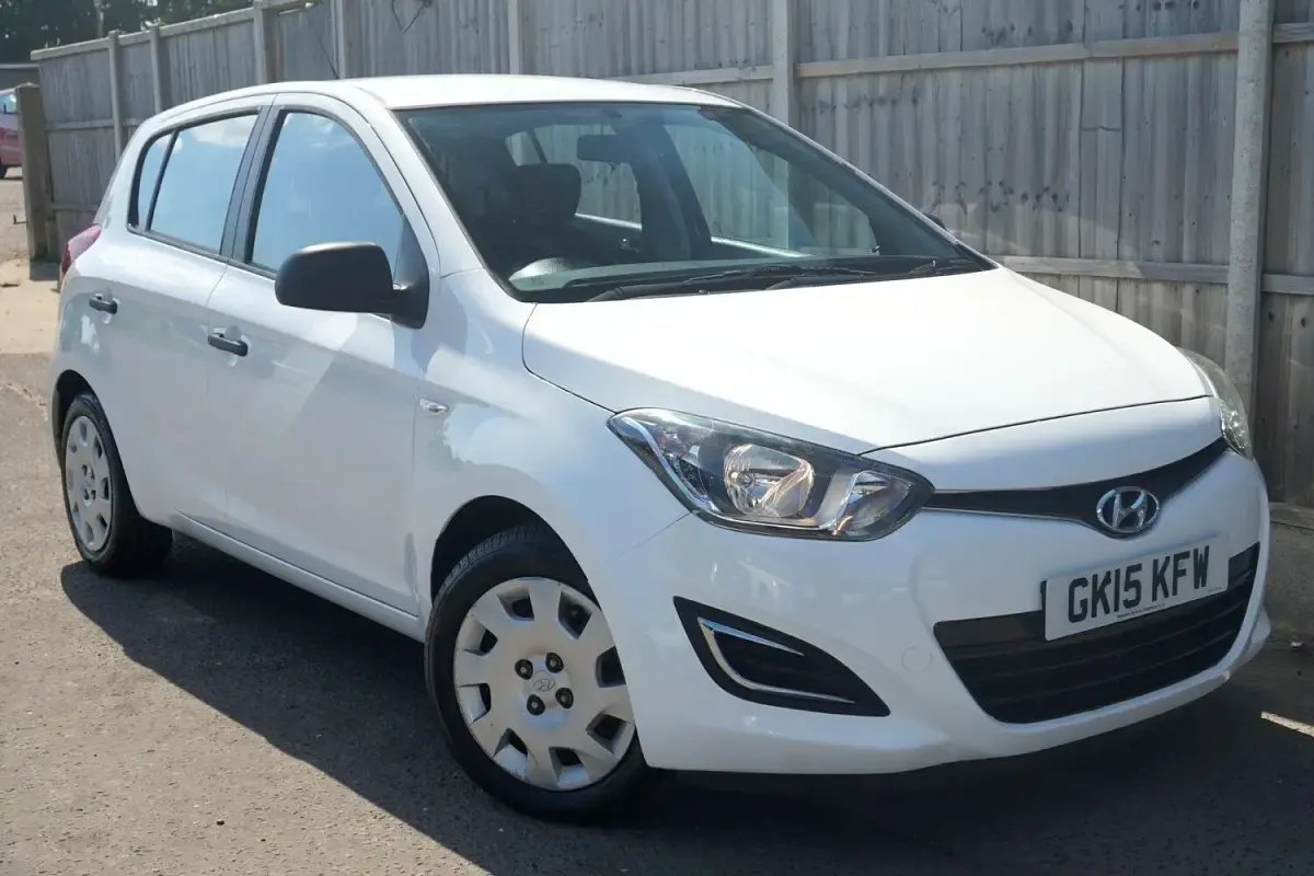 Used Hyundai i20 Classic 84 HP (61 kW) 2015 White Hatchback