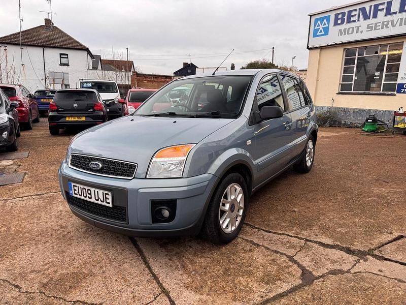 Used Ford Fusion Zetec 99 HP (72 kW) 2009 Silver Hatchback