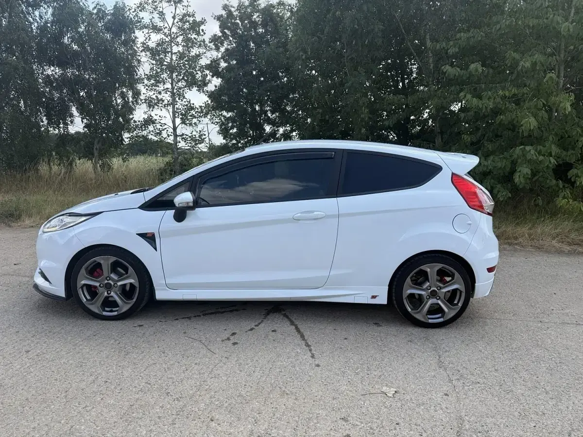 Used Ford Fiesta ST 182 HP (133 kW) 2014 White Hatchback