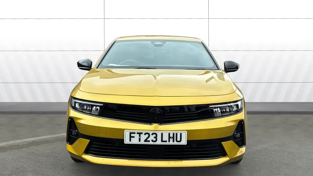 Used Vauxhall Astra 130 HP (95 kW) 2023 Yellow/black Hatchback