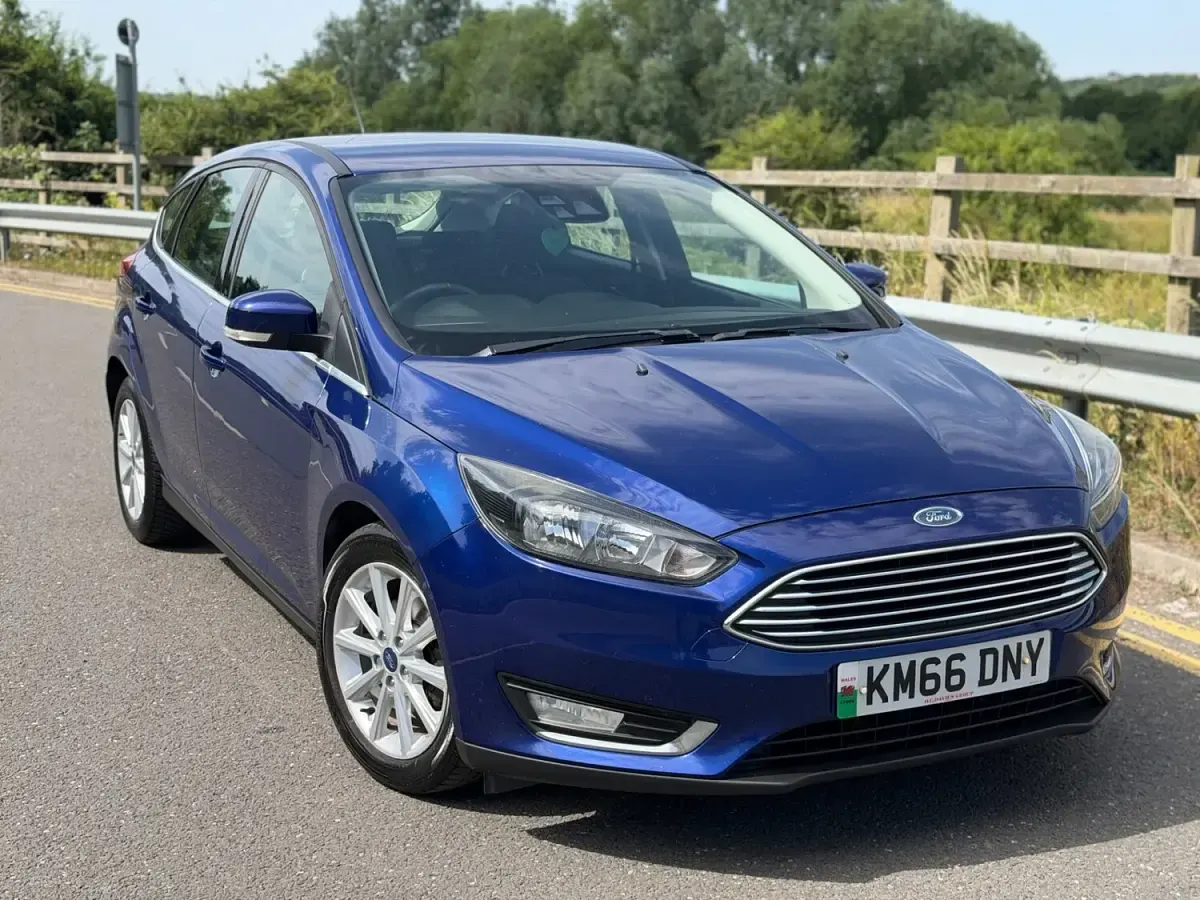 Used Ford Focus Titanium 125 HP (91 kW) 2016 Blue Hatchback