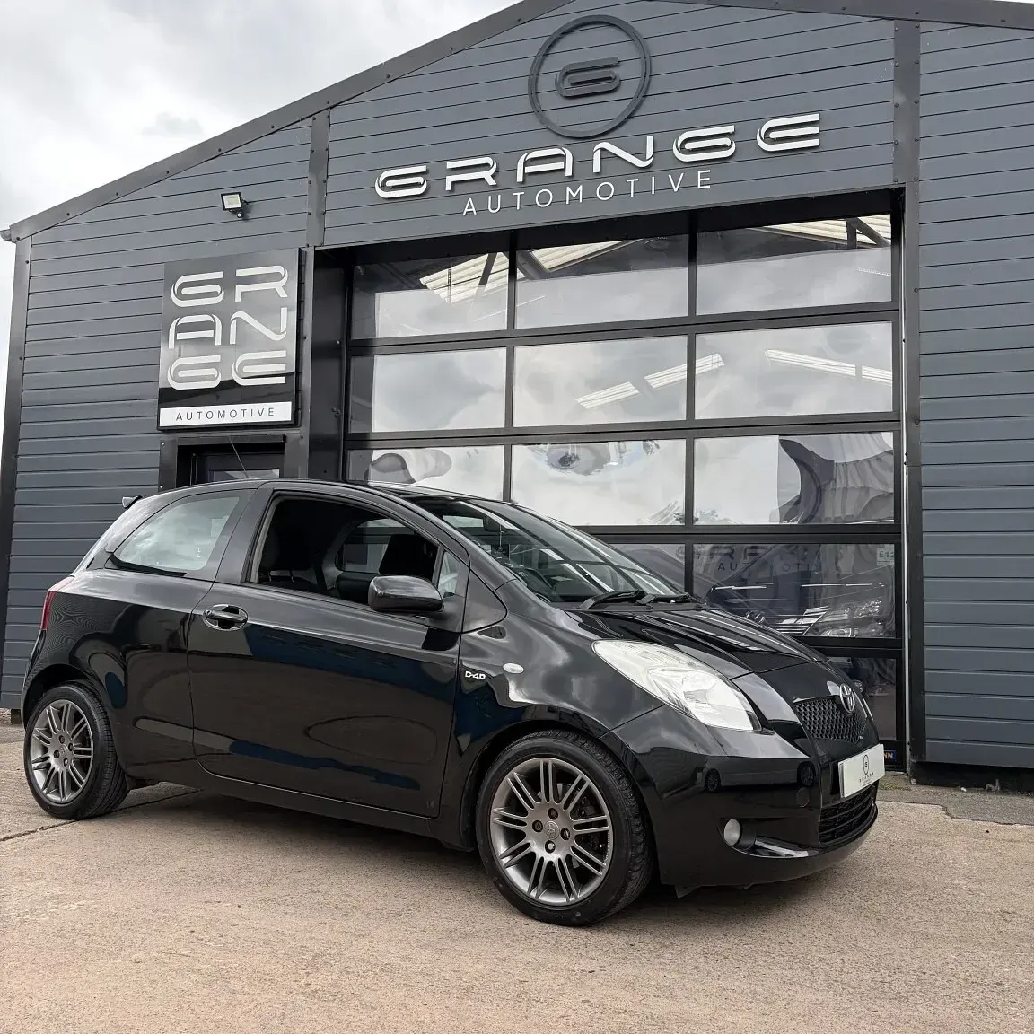 Used Toyota Yaris SR 90 HP (66 kW) 2008 Black Hatchback