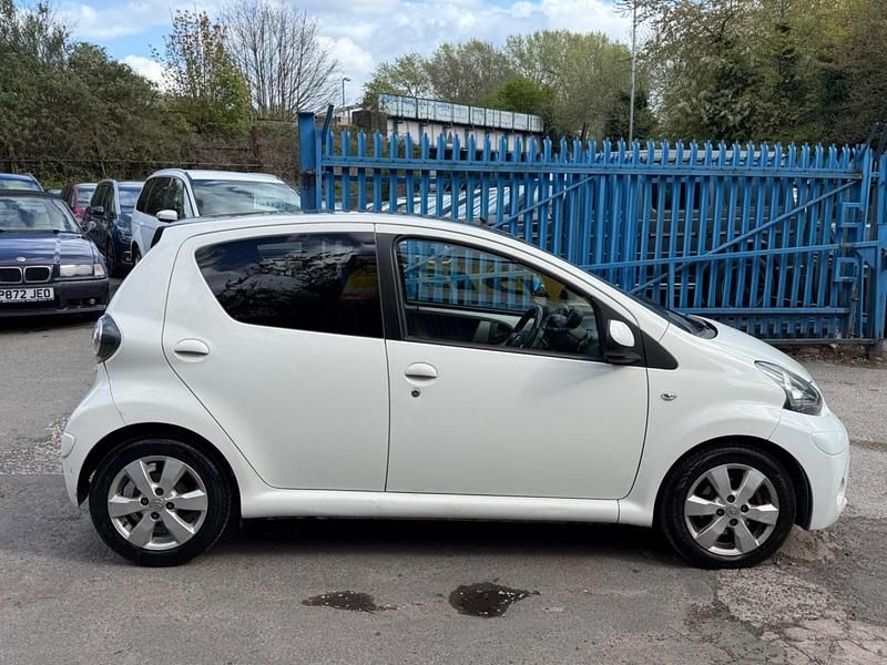 Used Toyota Aygo Style 68 HP (50 kW) 2014 White Hatchback