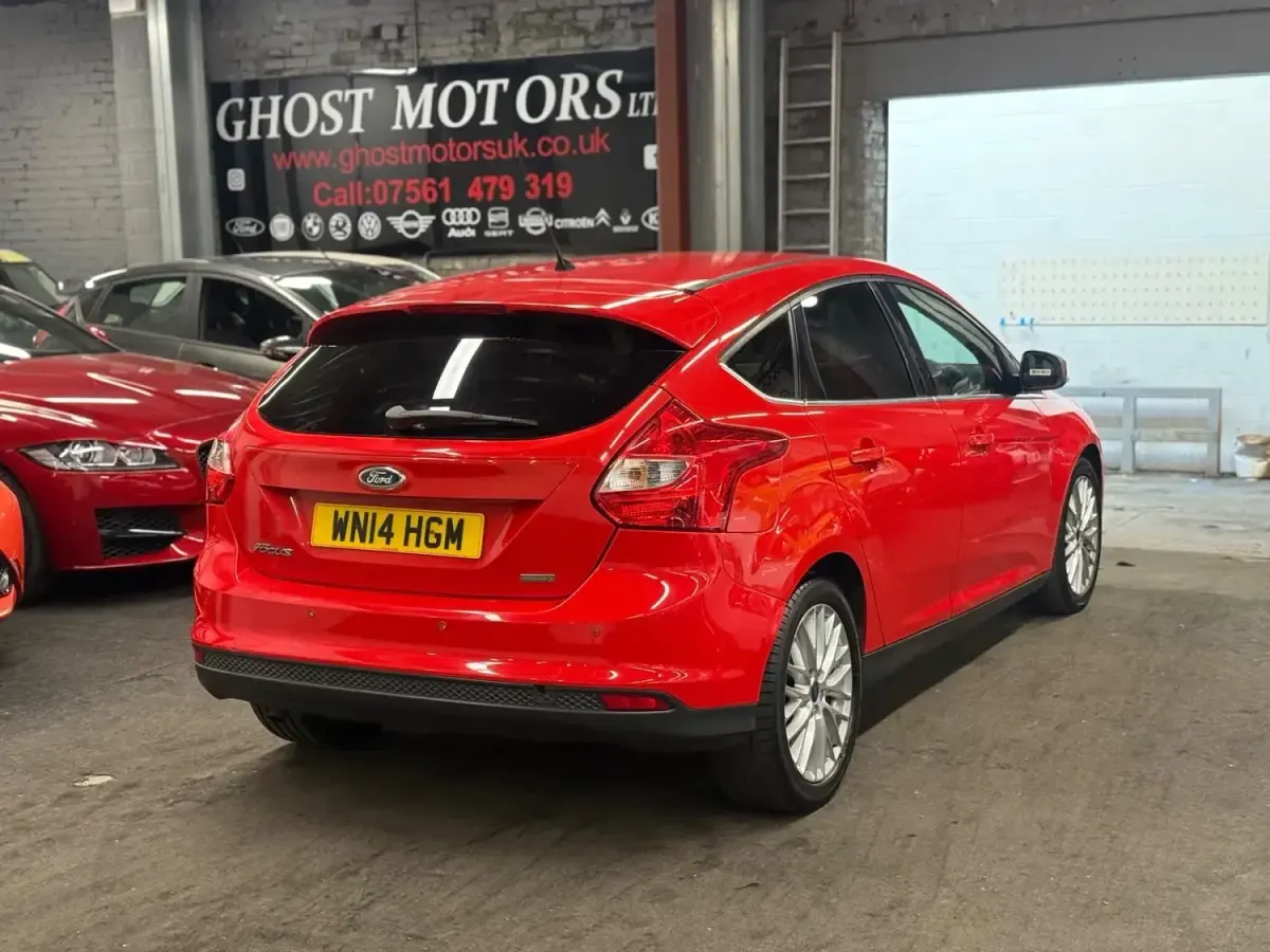 Usado Ford Focus Zetec 2014 Rojo Utilitario