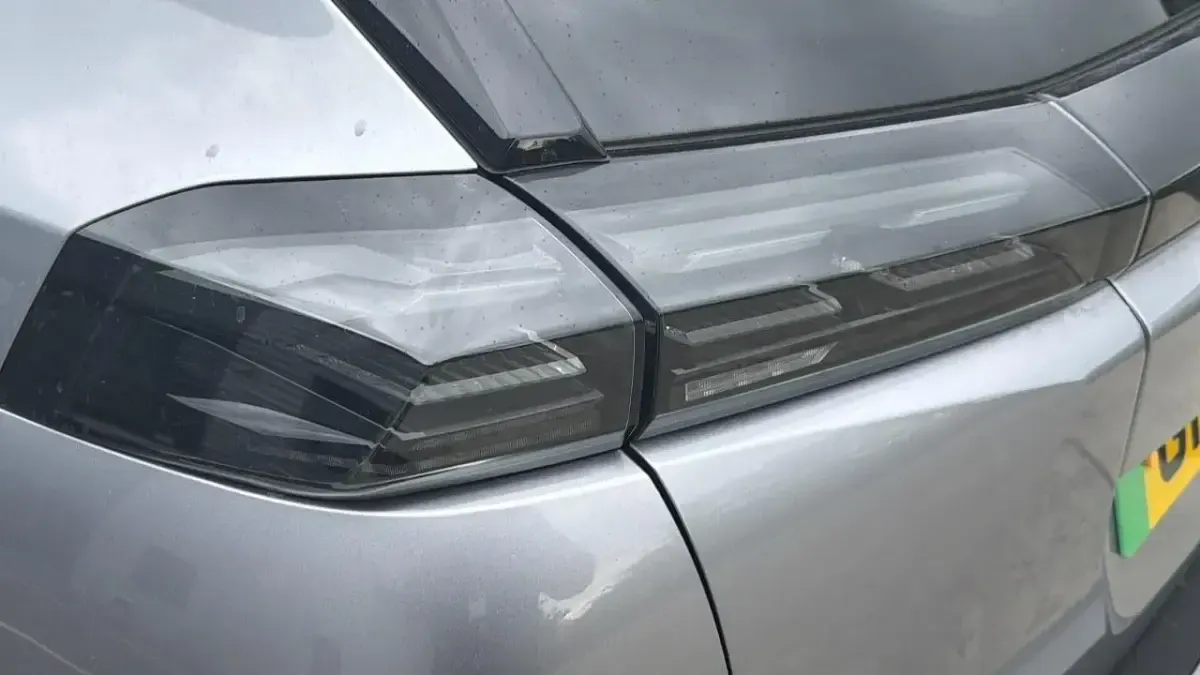 Używany Peugeot e-2008 Allure 98 kW (134 KM) 2024 Szary SUV