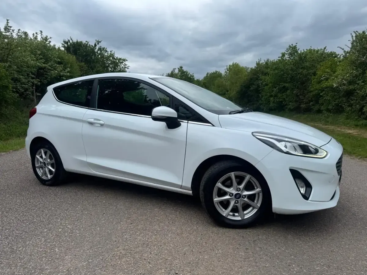 Begagnad Ford Fiesta Zetec 2018 Vit Halvkombi