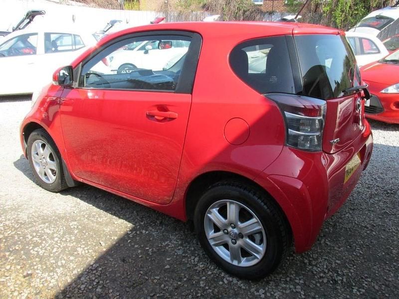 Used Toyota iQ 68 HP (50 kW) 2009 Red Hatchback