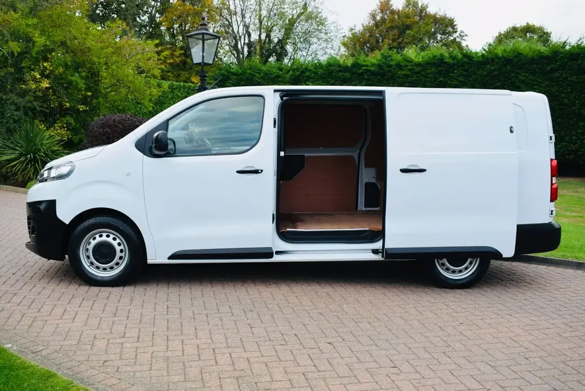 Used Citroën Dispatch 142 HP (104 kW) 2022 White MPV