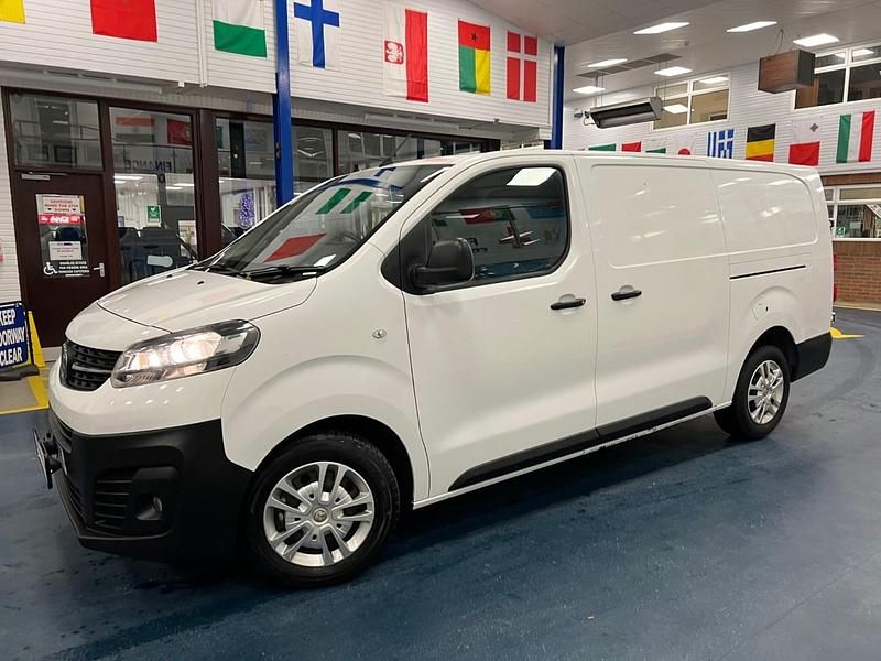 Used Vauxhall Vivaro S 100 HP (73 kW) 2021 White MPV