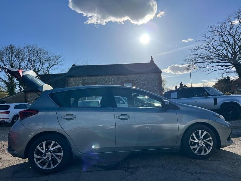 Used Toyota Auris 112 HP (82 kW) 2016 Grey Hatchback