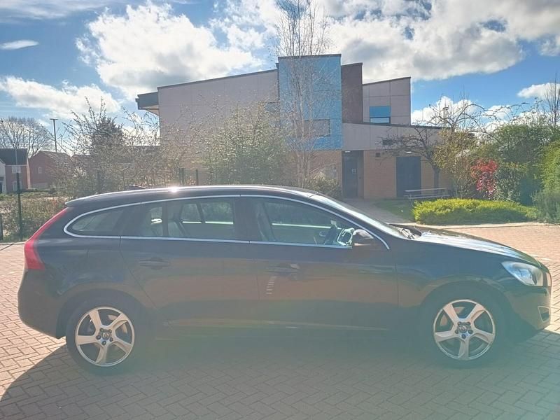 Usado Volvo V60 SE Lux 215 HP (158 kW) 2012 Preto Carrinha