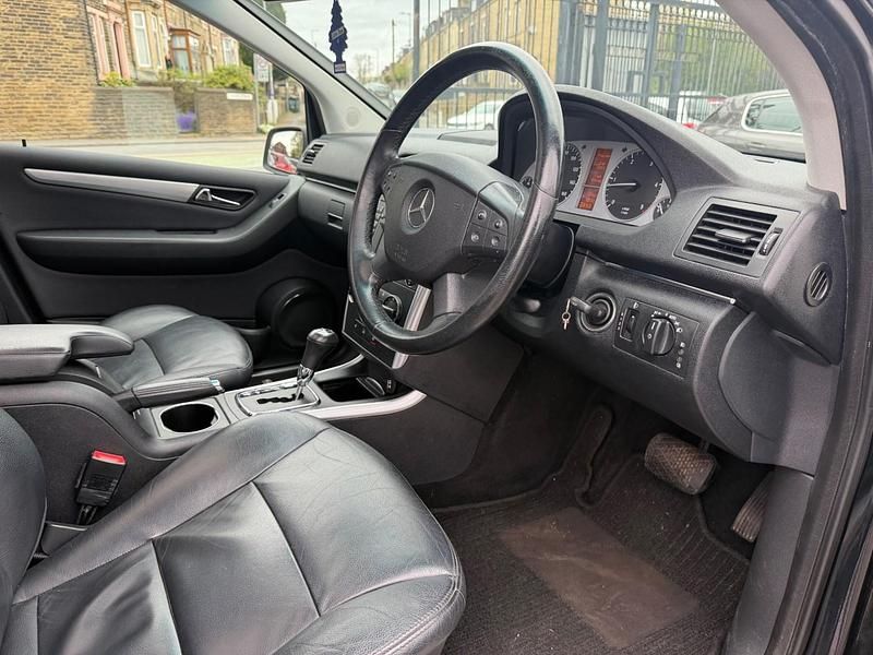 Usado Mercedes B200 SE 2008 Preto Monovolume