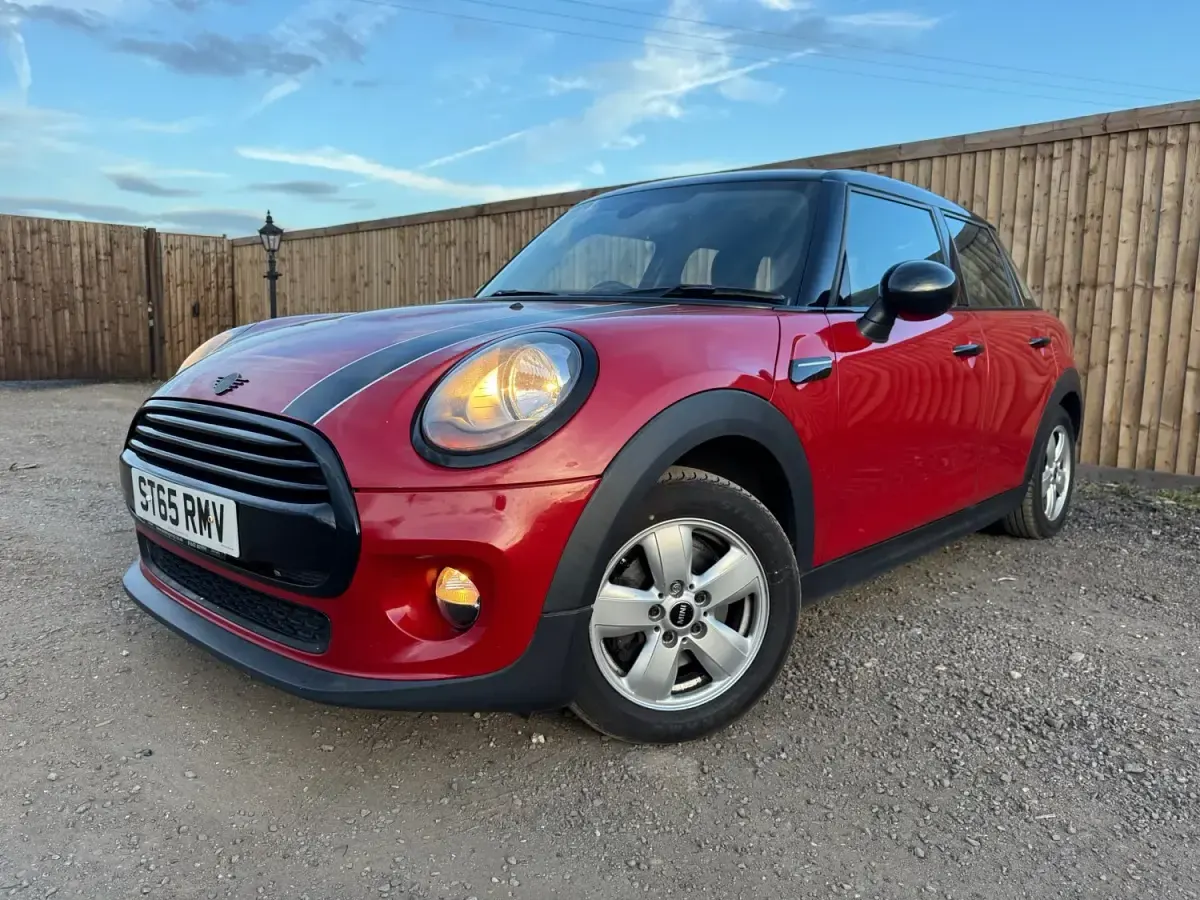 Begagnad Mini ONE Hatch 102 HK (75 kW) 2015 Röd Halvkombi