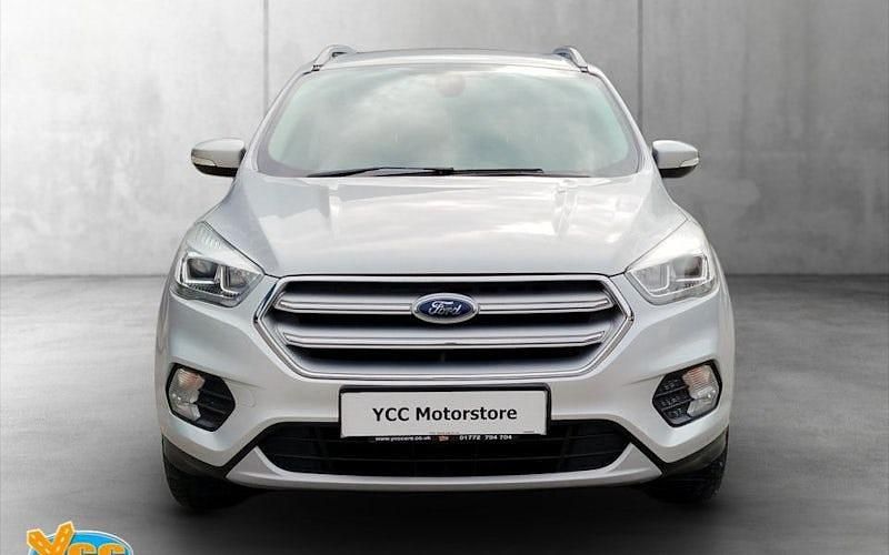 Usado Ford Kuga Titanium 120 CV (88 kW) 2017 Plateado SUV
