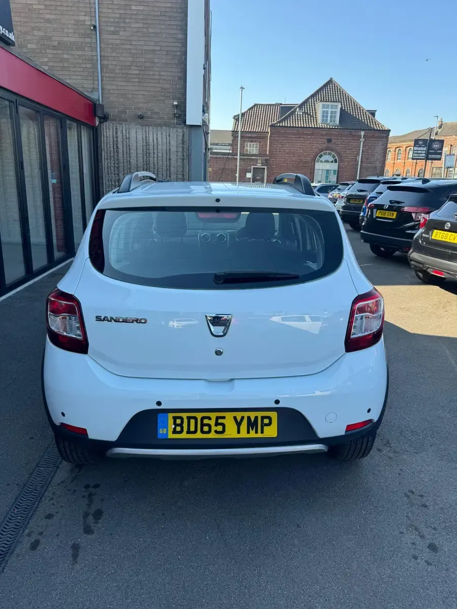 Used Dacia Sandero Lauréate 90 HP (66 kW) 2015 White Hatchback