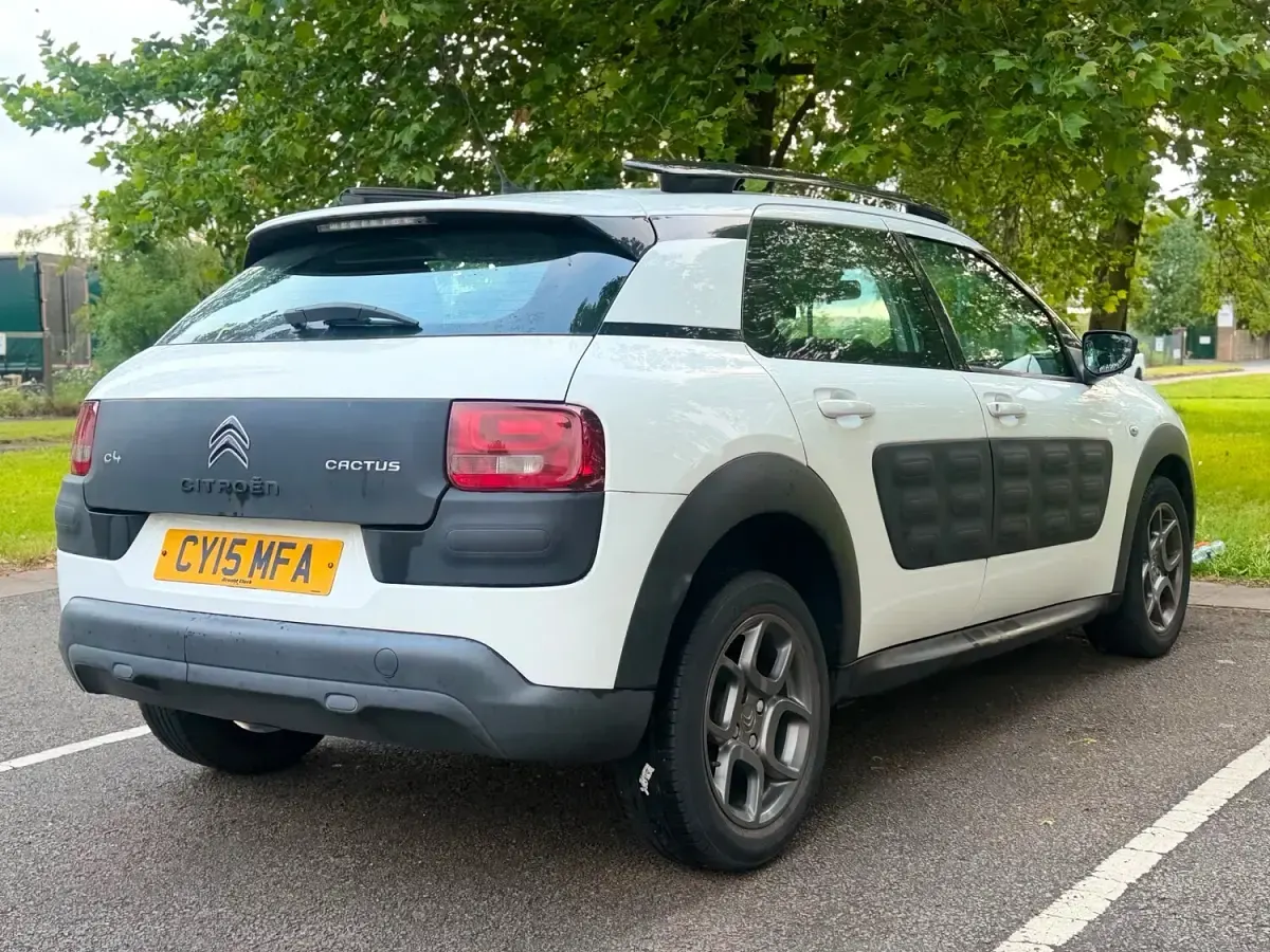 Used Citroën C4 Cactus Feel 100 HP (73 kW) 2015 White Hatchback