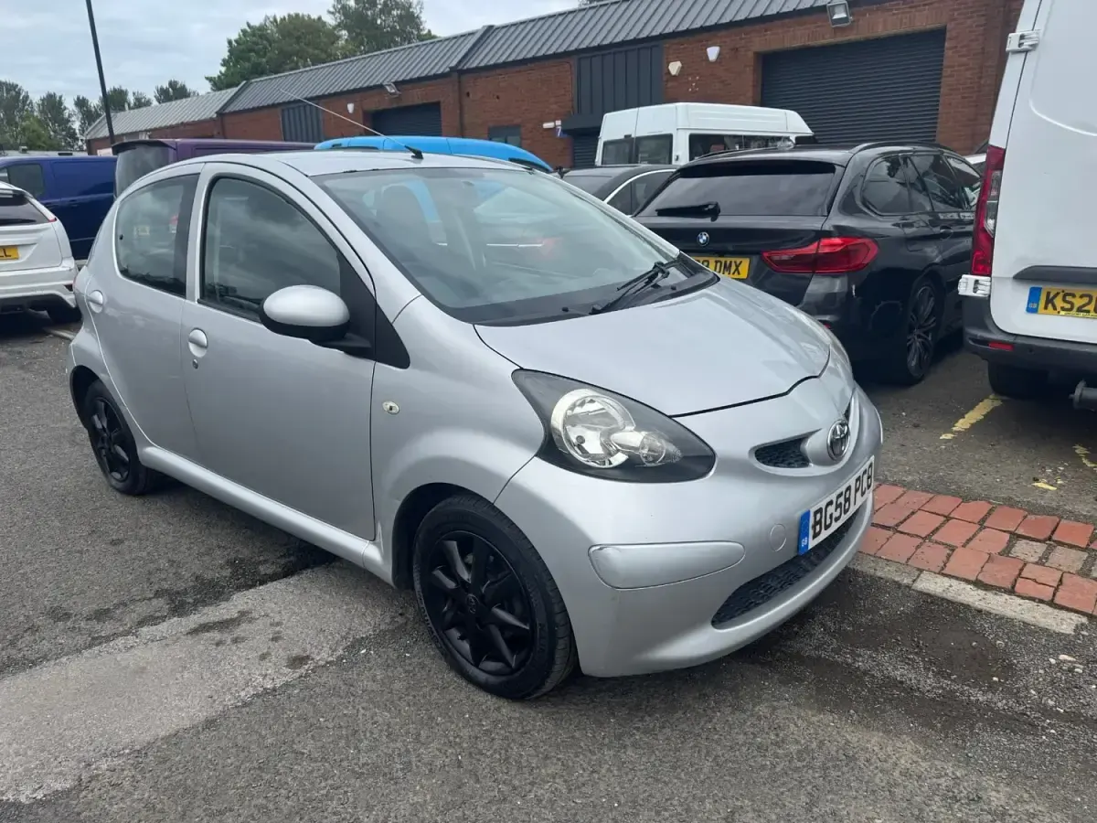 Usado Toyota Aygo Platinum 67 HP (49 kW) 2008 Prateado Citadino