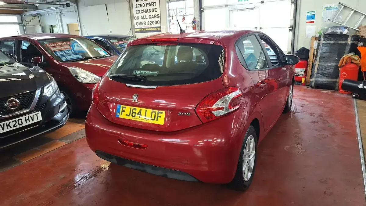 Used Peugeot 208 Active 68 HP (50 kW) 2015 Red Hatchback