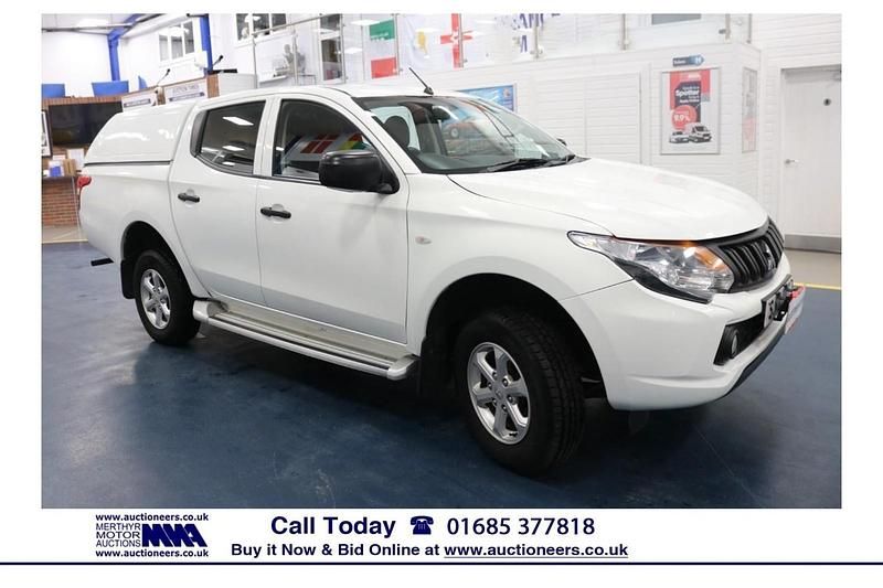 White Used 2017 Mitsubishi L200 Top Pickup | £11,960 (Fair price) - Image 1/4