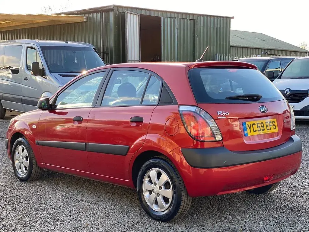 Used Kia Rio 97 HP (71 kW) 2009 Red Hatchback