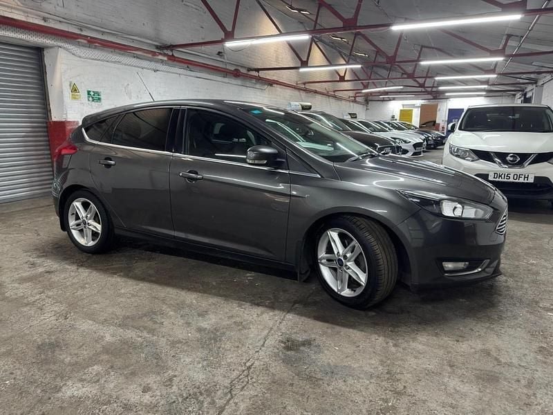 Used Ford Focus Titanium 125 HP (91 kW) 2015 Grey Hatchback