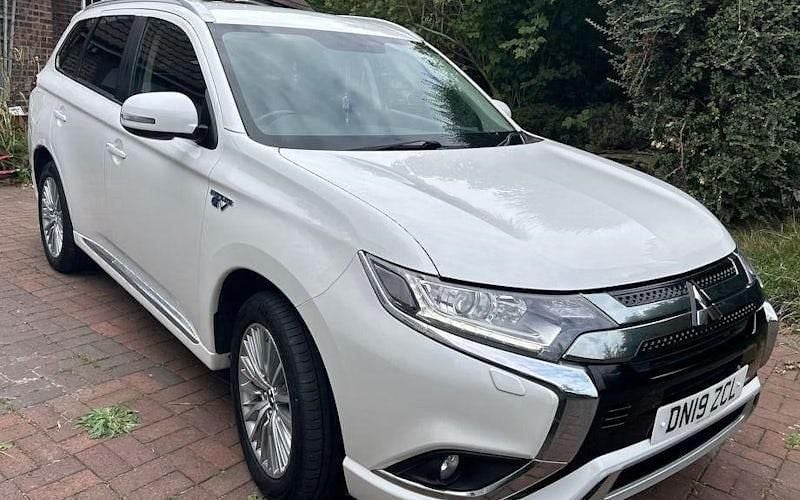 Used 2019 Mitsubishi Outlander P-HEV Estate | £9,988 (Good price) - Image 1/4