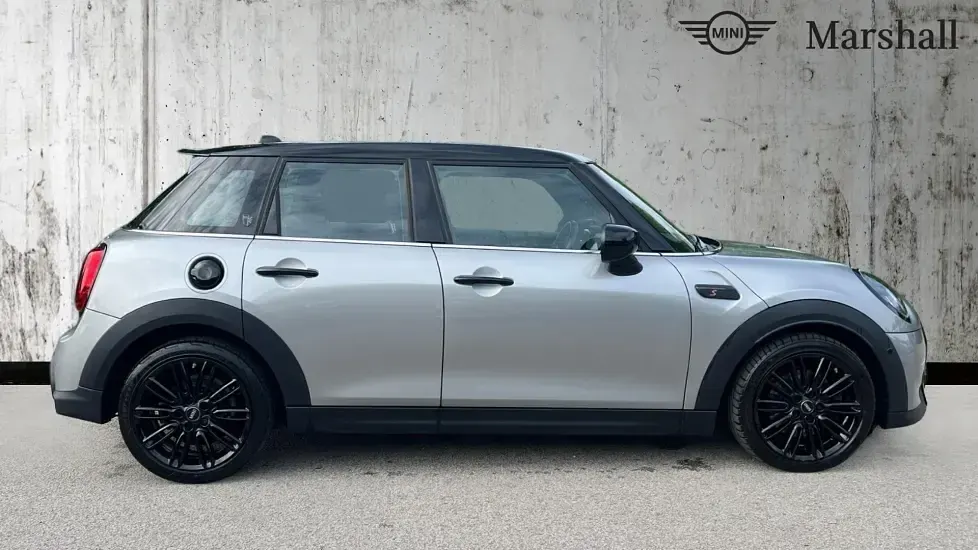 Begagnad Mini Cooper S Premium Plus 178 HK (130 kW) 2023 Silver Halvkombi