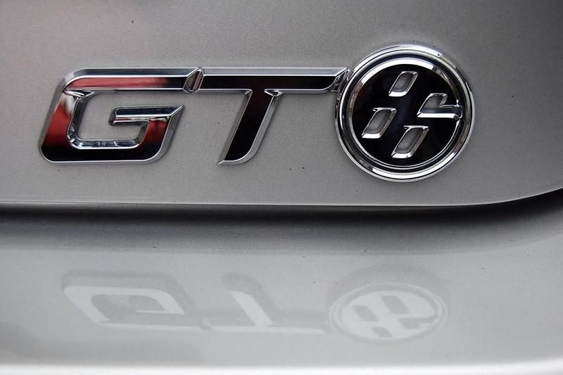 White Used 2017 Toyota GT86 GT Coupe | £15,990 (Fair price) - Image 1/1