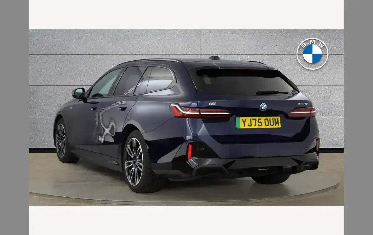 Begagnad BMW i5 M Sport 250 kW (340 HK) 2025 Blå Kombi