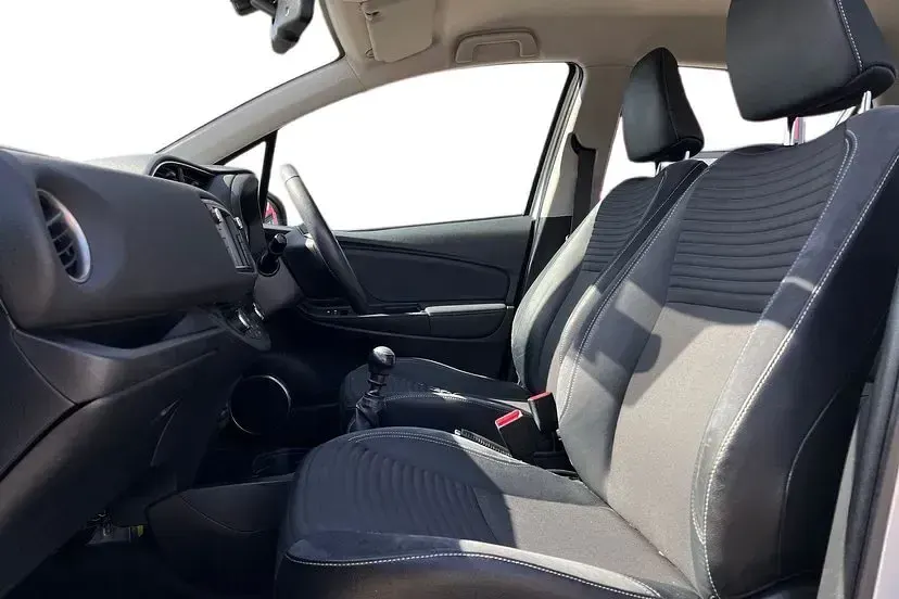 Used Toyota Yaris 98 HP (72 kW) 2015 Tyrol silver Hatchback