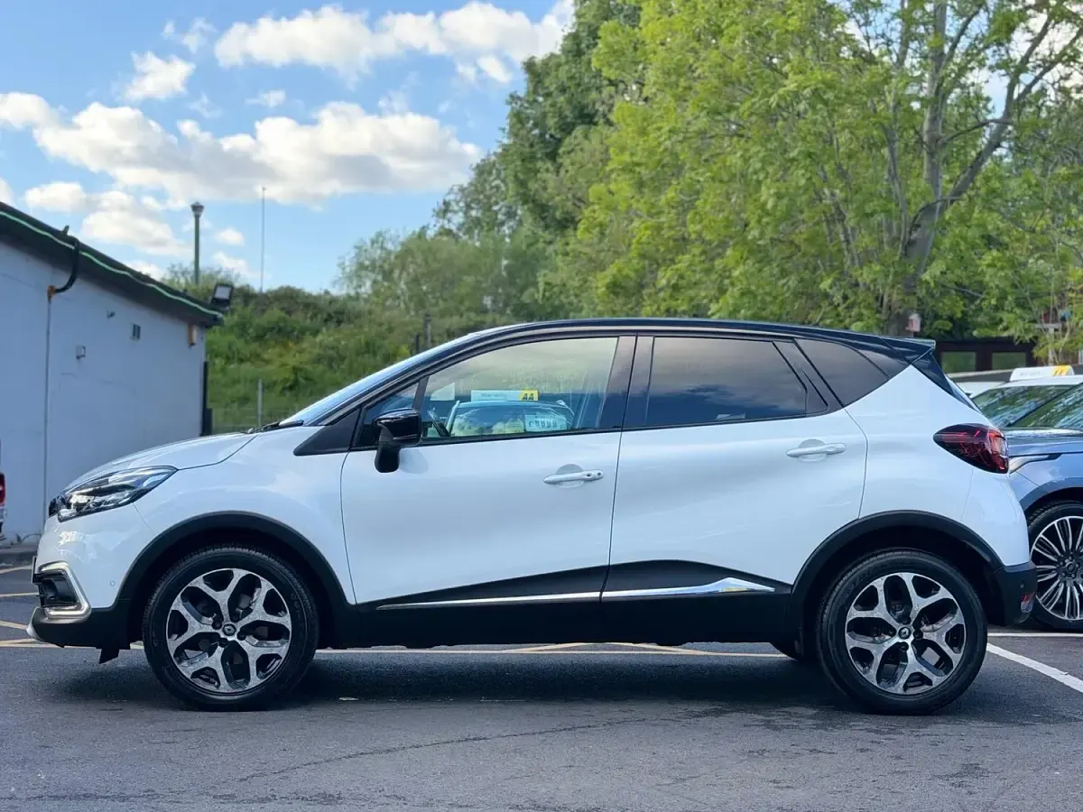Used Renault Captur Signature 120 HP (88 kW) 2017 White/black SUV