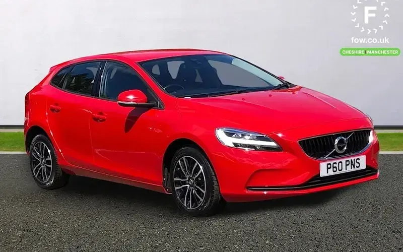 Used Volvo V40 Momentum 122 HP (89 kW) 2018 Hatchback