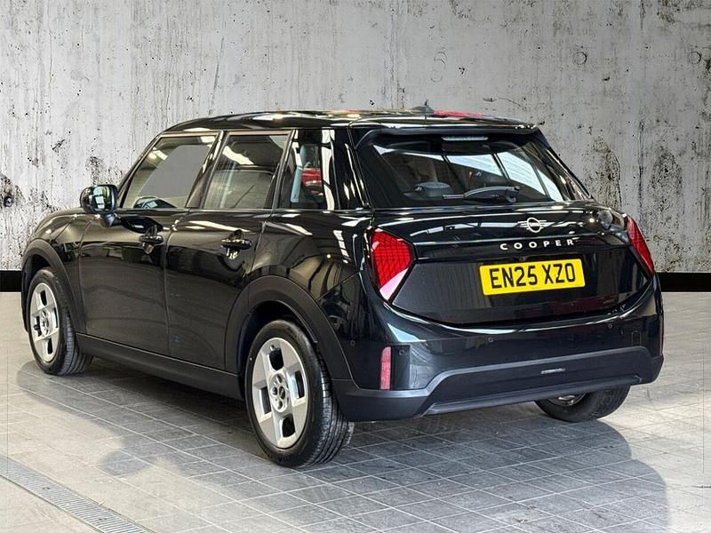 Begagnad Mini Cooper Hatch 113 kW (154 HK) 2025 Svart Halvkombi