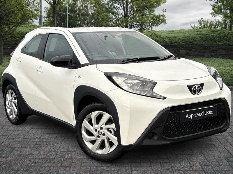 White New 2025 Toyota Aygo PURE Hatchback | £14,995 (Good price) - Image 1/4