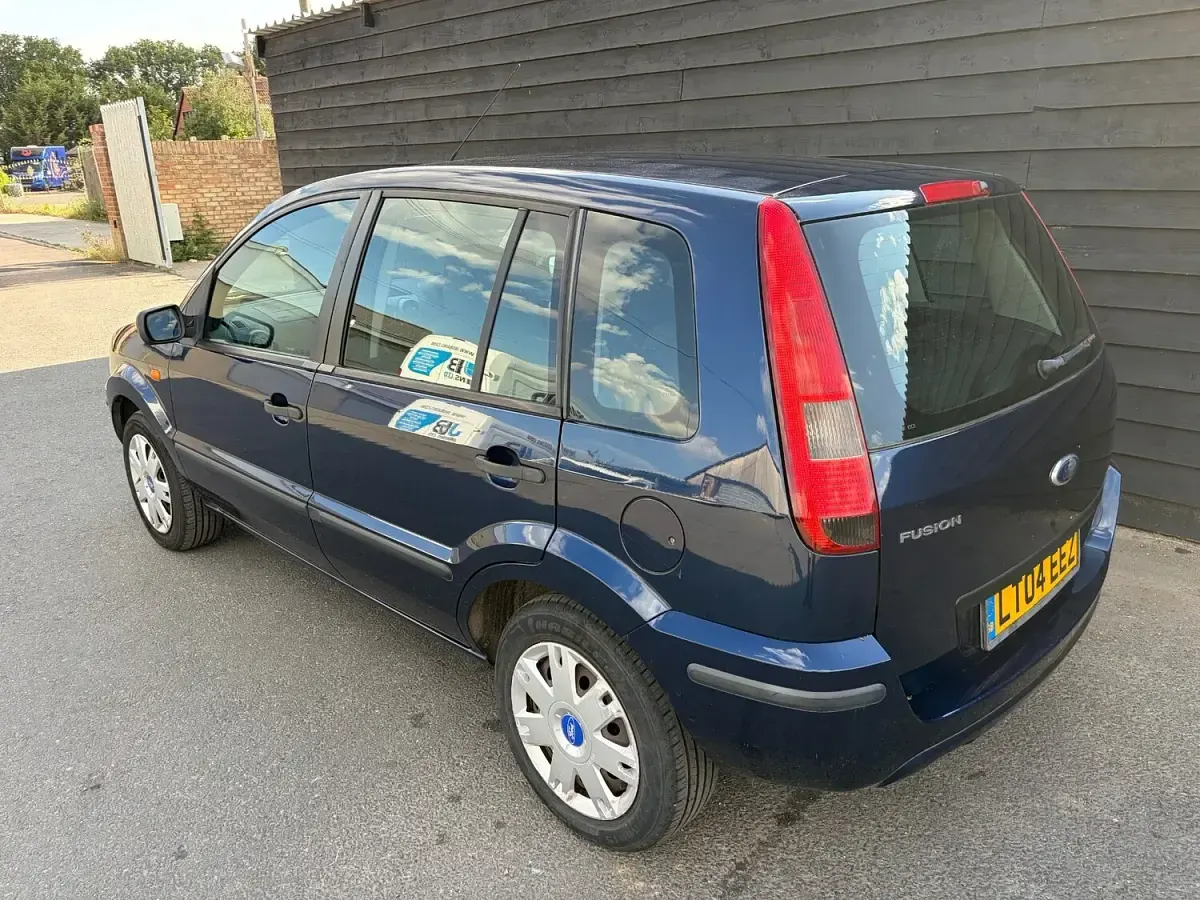Used Ford Fusion 80 HP (58 kW) 2004 Blue Hatchback