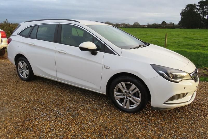 White Used 2018 Vauxhall Astra Estate | £3,450 (Good price) - Image 1/4