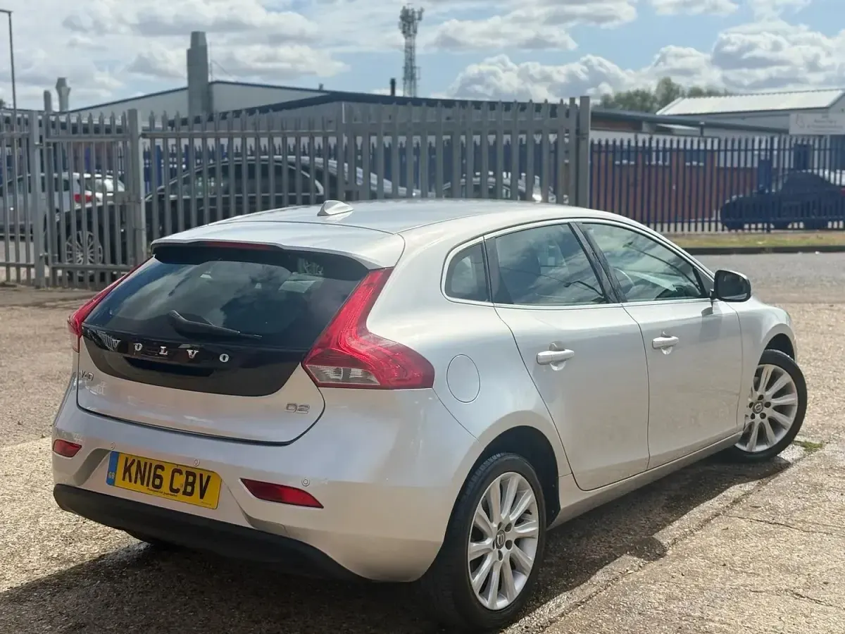 Used Volvo V40 SE Lux 118 HP (86 kW) 2016 Silver Hatchback