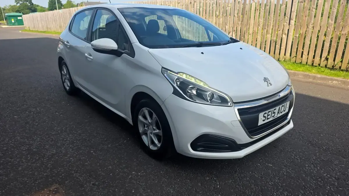 Käytetty Peugeot 208 Active 2015 Valkoinen Viistoperä