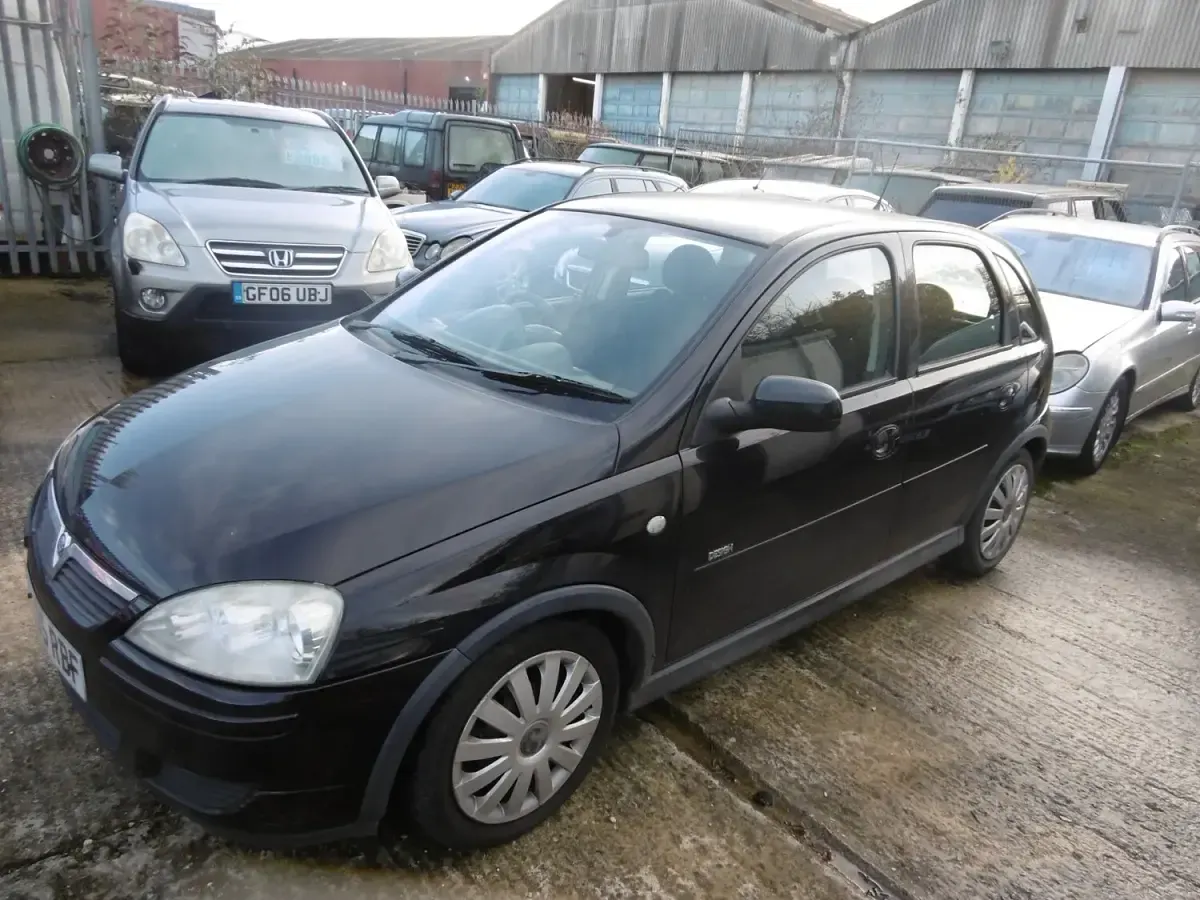 Used Vauxhall Corsa Design Edition 75 HP (55 kW) 2005 Black Hatchback