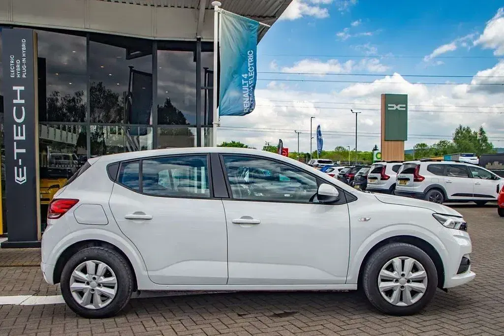 Usado Dacia Sandero Expression 90 CV (66 kW) 2023 Blanco Utilitario