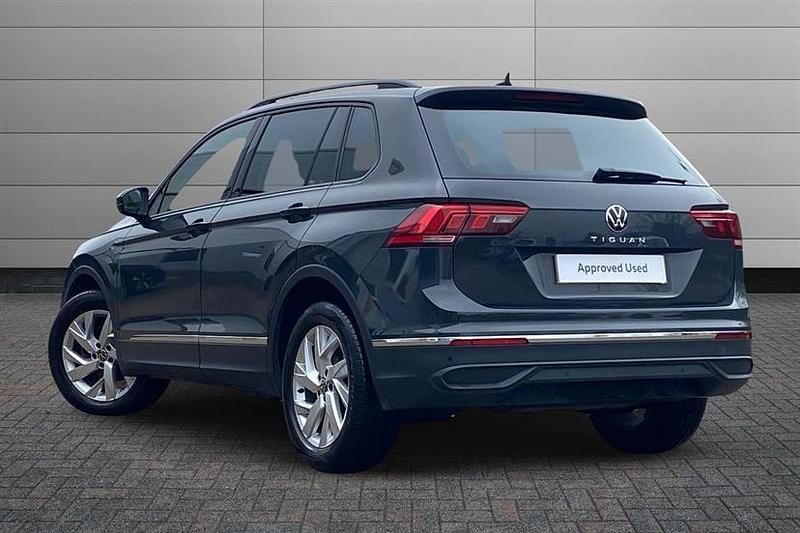 Used VW Tiguan Life 150 HP (110 kW) 2023 Urano grey SUV