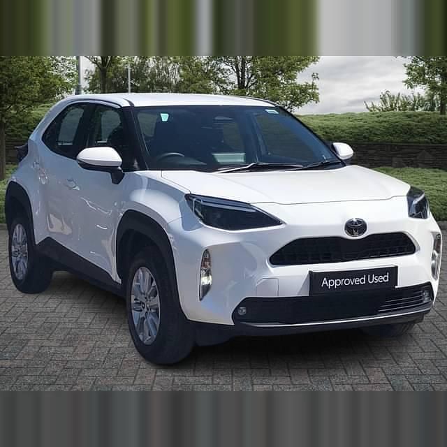 Pure white Used 2024 Toyota Yaris Hybrid Estate | £21,250 (Good price) - Image 1/4
