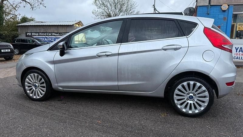 Usado Ford Fiesta Titanium 96 HP (70 kW) 2010 Prateado Citadino