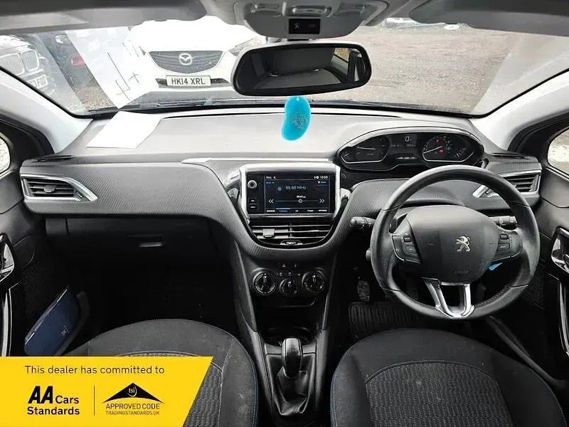 Used Peugeot 208 Signature Sky 82 HP (60 kW) 2019 Grey Hatchback