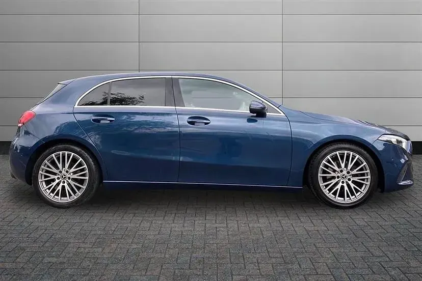 Begagnad Mercedes A200 Executive 163 HK (119 kW) 2023 Blå Halvkombi