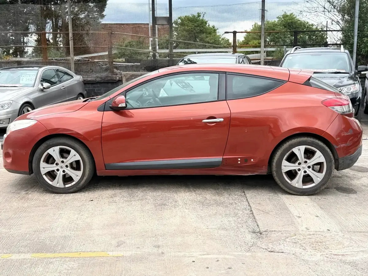 Used Renault Mégane Coupé Dynamique 110 HP (80 kW) 2010 Orange Coupe