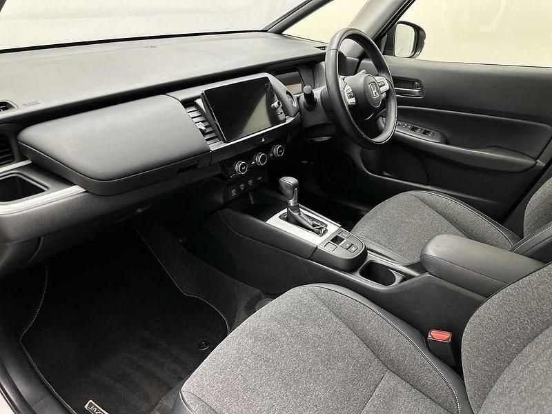 Used Honda Jazz Hybrid 109 HP (80 kW) 2021 Platinum white Hatchback