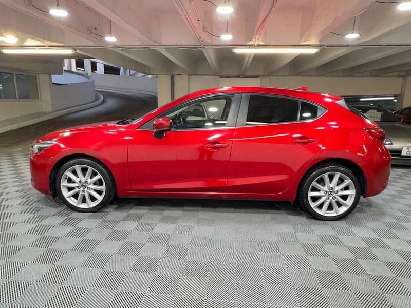 Używany Mazda 3 Inclusive 2018 Czerwony Hatchback