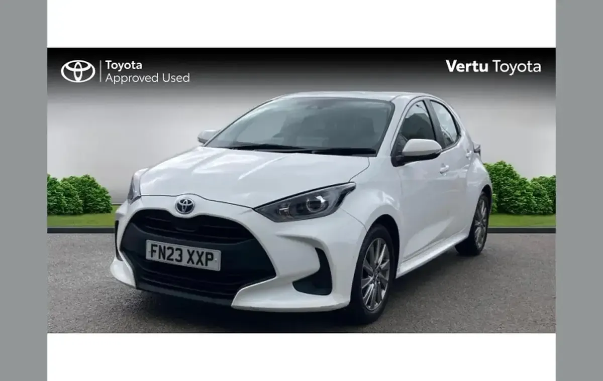 Used Toyota Yaris 113 HP (83 kW) 2023 White Hatchback